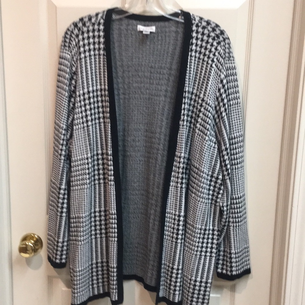 Black & White Houndstooth Knit Sweater - Women's